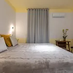 לינה וארוחת בוקר Teatro Toledo 272 4*